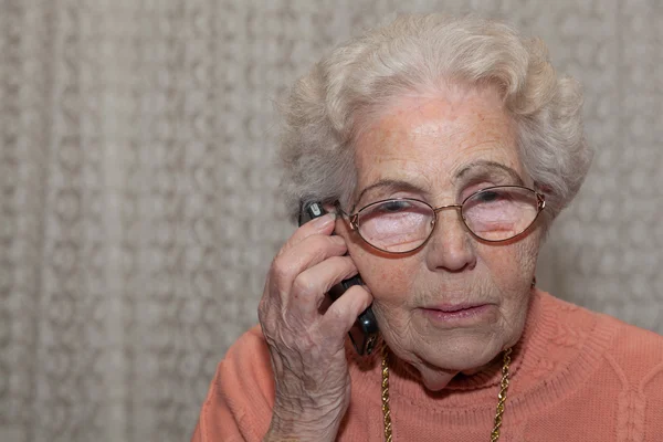 Eine alte Frau mit einem Handy — Stockfoto