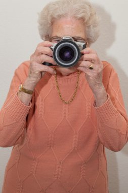 çok yaşlı bir kadın ile bir fotoğraf makinesi