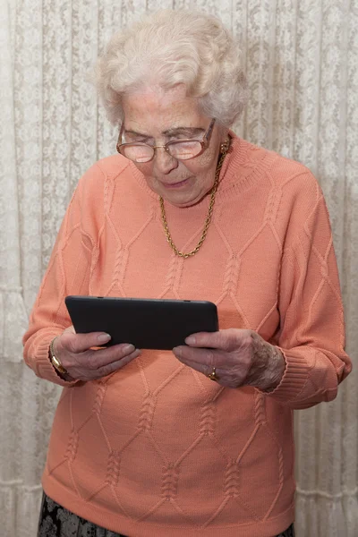 An old woman with a tablet computer — Stock Photo, Image