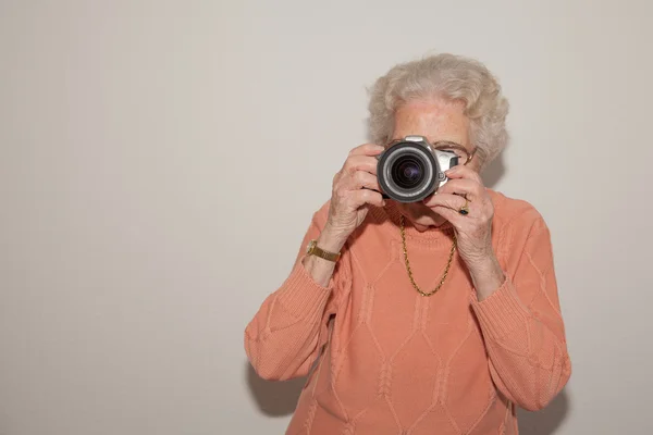 Дуже стара жінка з фотоапаратом — стокове фото