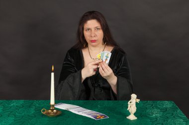 bir kadın tarot kart okuma