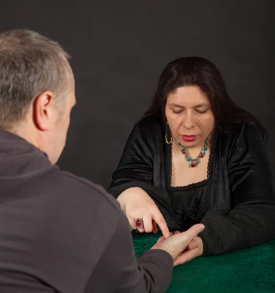A woman is doing a palm reading — Stock Photo, Image