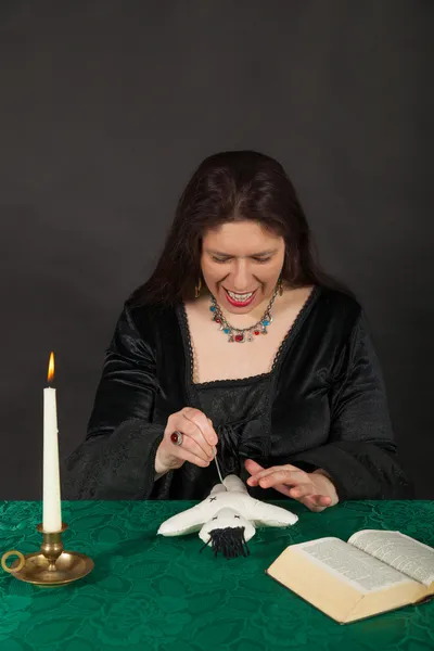 bir kadın bir iğne ile bıçak bir bez bebek gibi