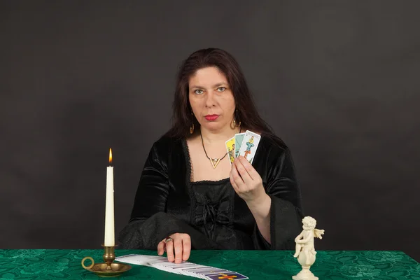 A woman is reading tarot cards — Stock Photo, Image