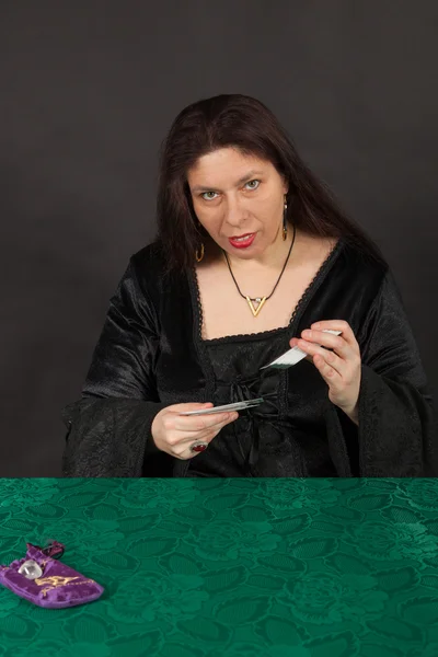 A woman is reading tarot cards — Stock Photo, Image