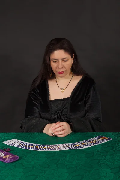 Een vrouw is het lezen van tarotkaarten — Stockfoto