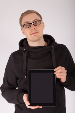 bir adam onun tablet bilgisayar fotoğraf makinesine sahiptir.