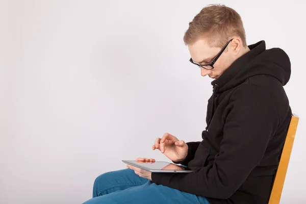 A man working with a tablet PC — Stock Photo, Image