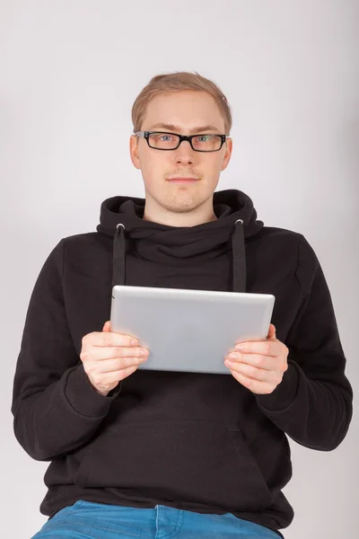 Człowiek pracy z komputerem typu tablet — Zdjęcie stockowe
