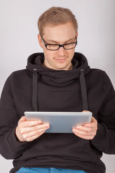 Un hombre trabajando con una tableta PC —  Fotos de Stock