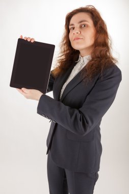 genç bir kadın onu tablet bilgisayar fotoğraf makinesine sahiptir.