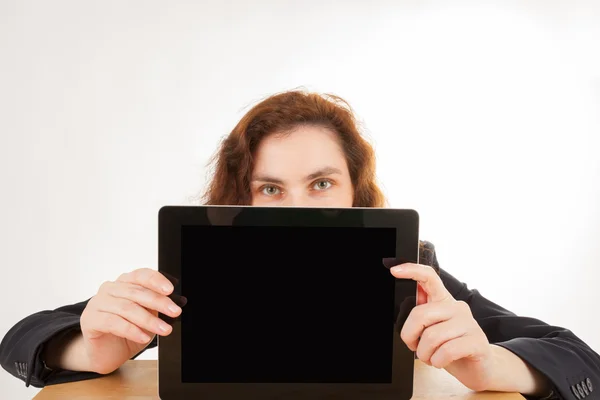 Una joven sostiene su tablet en la cámara — Foto de Stock