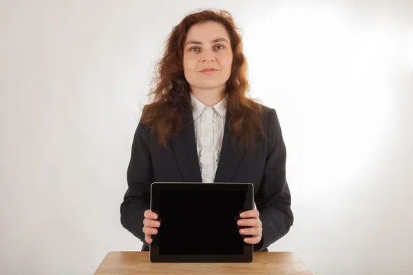 Młoda kobieta posiada jej komputera typu tablet w aparacie — Zdjęcie stockowe