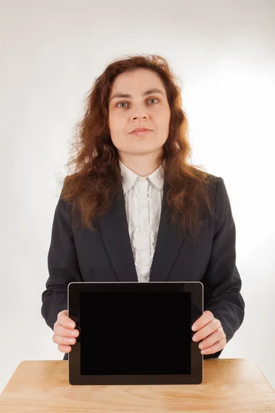 A young woman holds her tablet computer in the camera — Stock Photo, Image