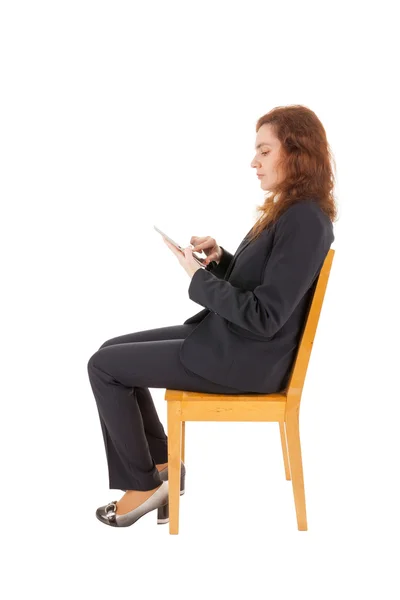 Een jonge vrouw werkt met haar tablet-pc — Stockfoto