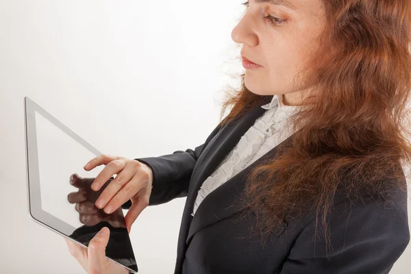 Una joven está trabajando con su Tablet PC — Foto de Stock