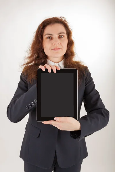 Een jonge vrouw houdt haar tablet-pc in de camera — Stockfoto