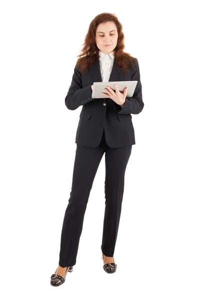 Une jeune femme travaille avec sa tablette PC — Photo