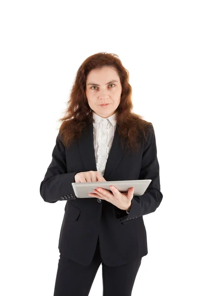 Een jonge vrouw werkt met haar tablet-pc — Stockfoto