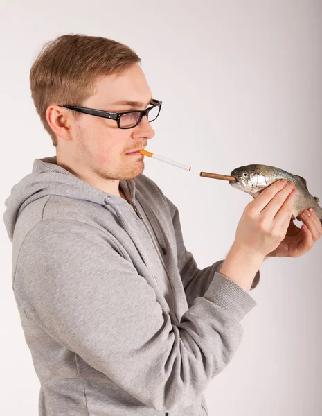 A man has a fish in his hand — Stock Photo, Image
