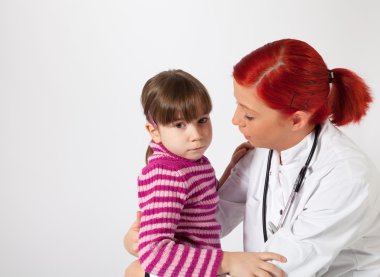 küçük bir kız çocuk doktoru teselli