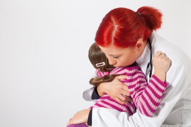 küçük bir kız çocuk doktoru teselli