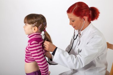 küçük bir kız çocuk doktoru dinler