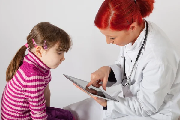 The pediatrician writes her report on a tablet PC — Stock Photo, Image