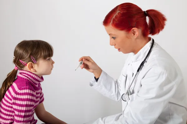 çocuk doktoru el bir termometre var.