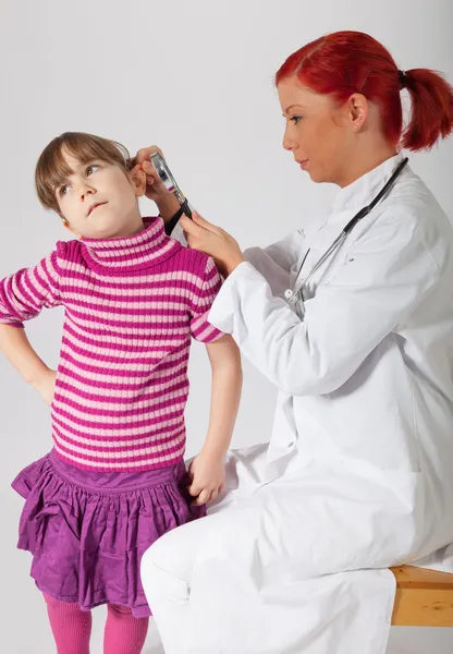 The pediatrician examines the ear of their patient — Stock Photo, Image