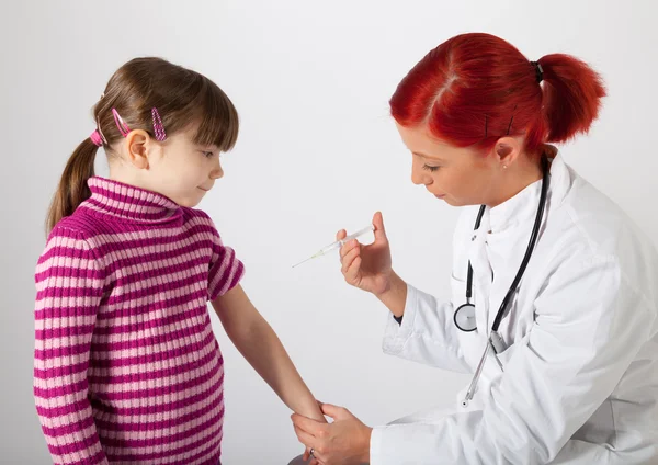 Le pédiatre inoculant une petite fille — Photo