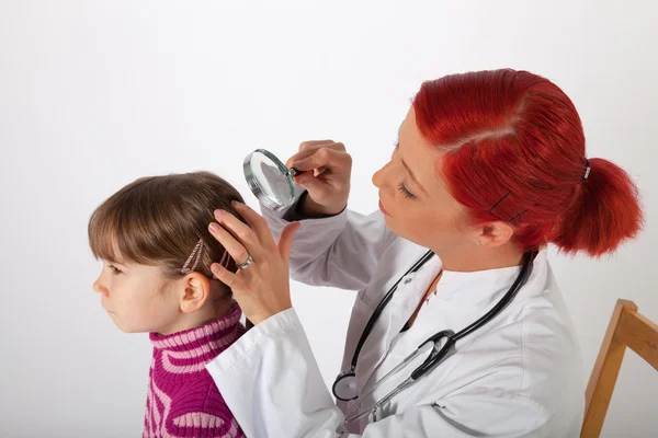 Le pédiatre examine la tête d'une petite fille — Photo