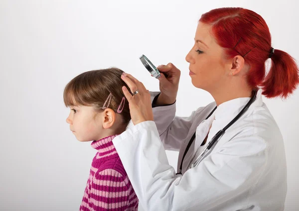 The pediatrician examines the head of a little girl — Stock Photo, Image