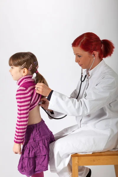 Le pédiatre écoute une petite fille — Photo