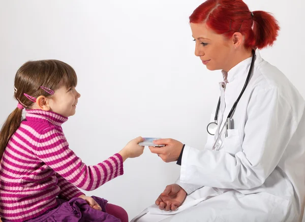 The pediatrician get a health insurance card — Stock Photo, Image