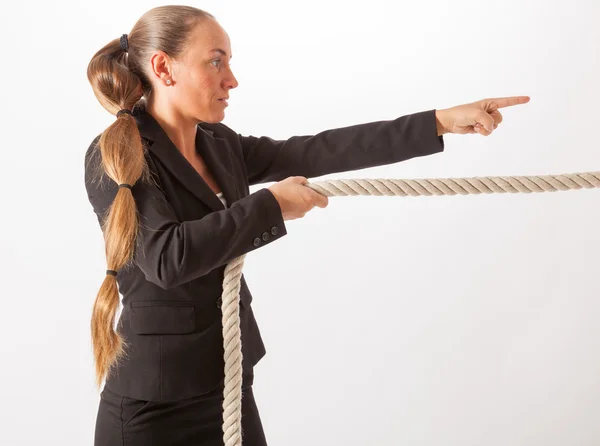 Une jeune femme tire sur une corde épaisse — Photo
