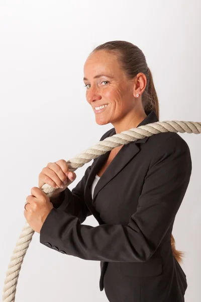 Une jeune femme tire sur une corde épaisse — Photo