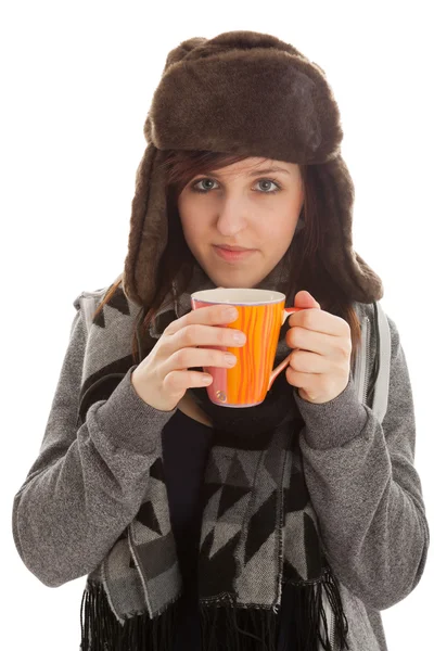 Молодая девушка пьет чашку чая. — стоковое фото