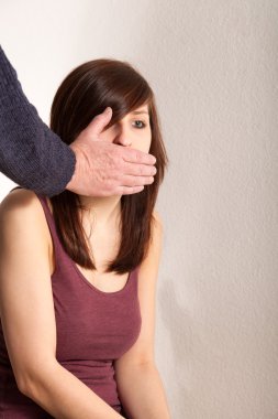 Babası kızlarının ağzının tutuyor kapat