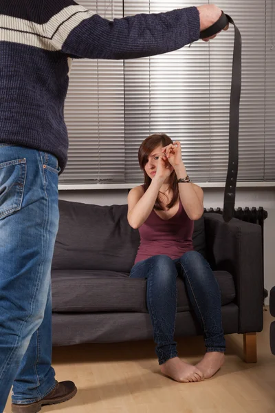 De gekke papa is het raken van zijn dochter met een riem — Stockfoto