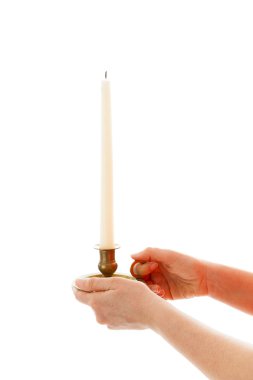 genç kadın bir mum elinde tutar.