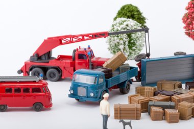 yüklü bir römork devrik