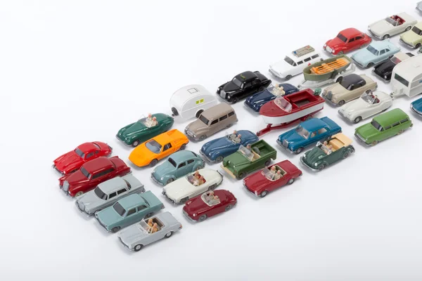 yolda birçok otomobil yığmak