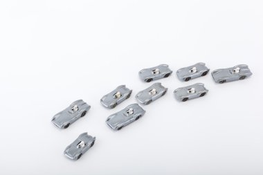 Kırmızı ve mavi bir araba kaza yapmıştır