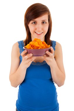 cips yiyen genç kadın seviyor