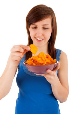 cips yiyen genç kadın seviyor