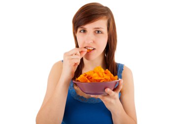 cips yiyen genç kadın seviyor