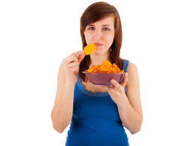 cips yiyen genç kadın seviyor