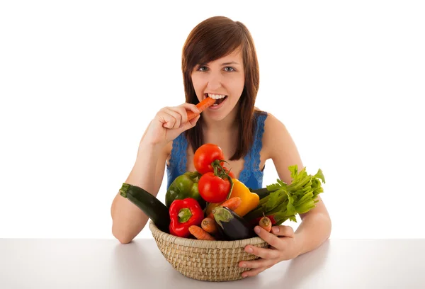 Mladá žena s koš plný zeleniny — Stock fotografie