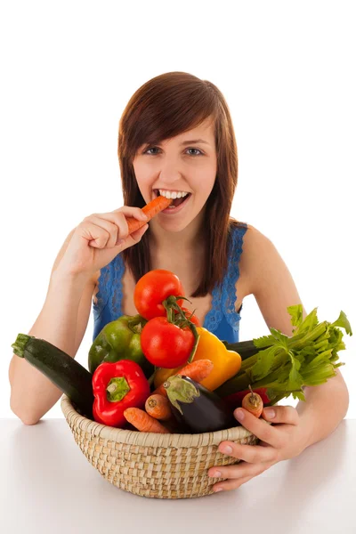 Una joven con una cesta llena de verduras — Foto de Stock